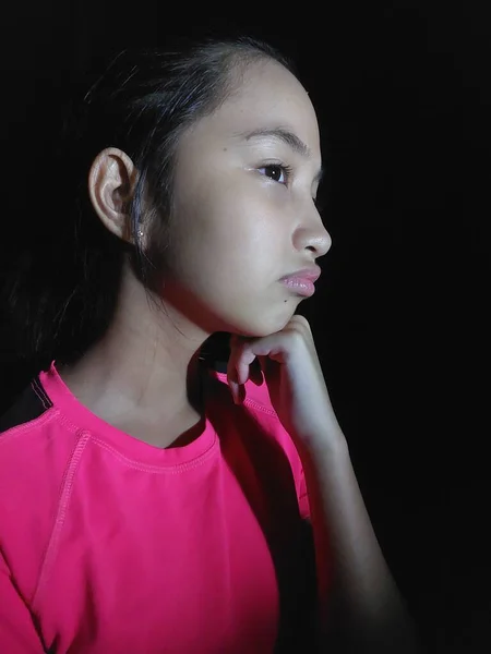 Νεαρή Ασιατική Γυναικεία Λήψη Αποφάσεων Φορώντας Ροζ Απομονωμένη Μαύρο — Φωτογραφία Αρχείου