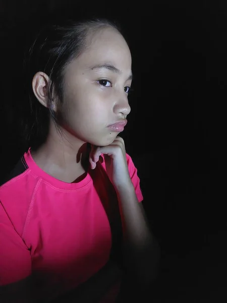 Νεανική Γυναικεία Λήψη Αποφάσεων Φορώντας Ροζ Απομονωμένα Μαύρο — Φωτογραφία Αρχείου