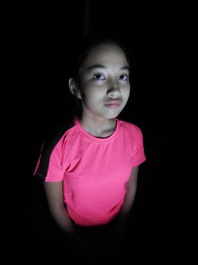 Siyah Giyinik Düşünceli Genç Bir Kadın Pembe Giyiyor.