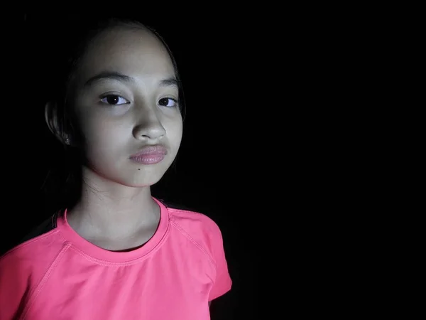 Menina Diversa Fofa Sem Emoção Preteen Isolado Preto — Fotografia de Stock