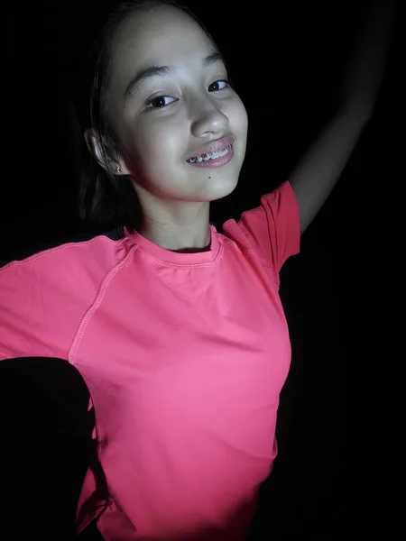 离群索居的菲律宾女青少年 — 图库照片