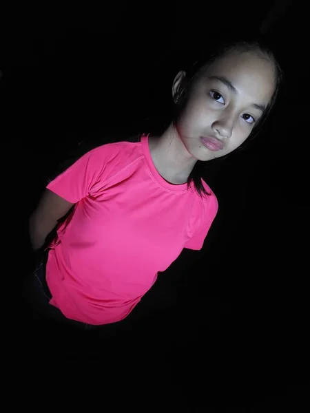 Allvarlig Philippina Kvinna Tonåring Isolerad Svart — Stockfoto