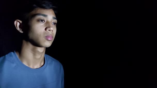 Homme Asiatique Sérieux Dans Obscurité — Video