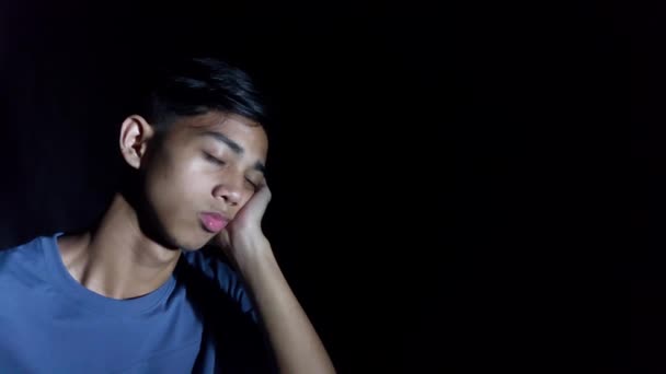 Trött Asiatisk Tonåring Pojke Sover Mörker — Stockvideo