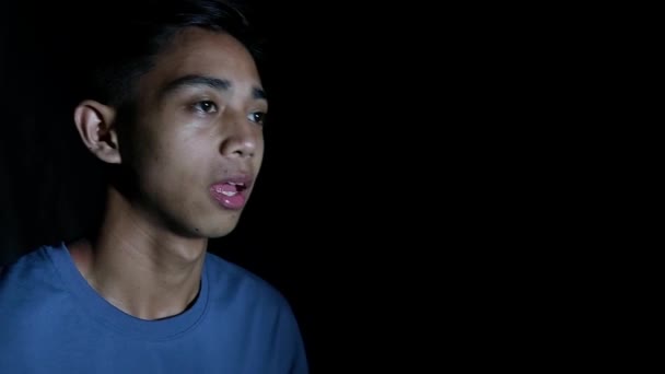 Tonårsfilippinsk Pojke Som Pratar — Stockvideo