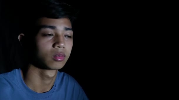 Adolescent Asiatique Garçon Dans Obscurité — Video