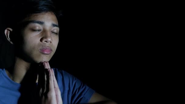 暗闇の中で祈る男性アジア人 — ストック動画
