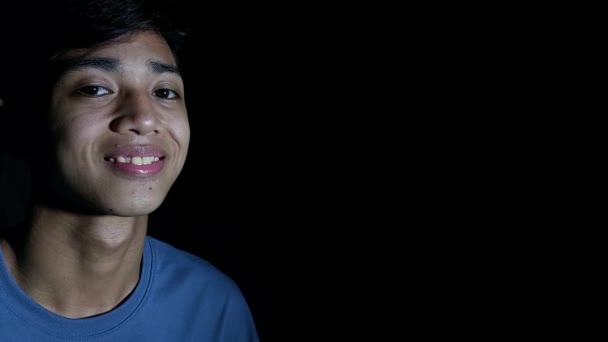 一名菲律宾籍亚裔男子被隔离微笑 — 图库视频影像