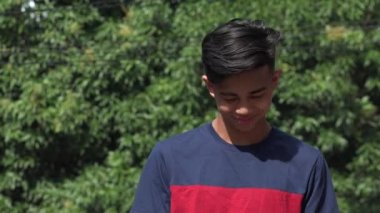 Sarhoş Yorgun ya da Hasta Asyalı Erkek