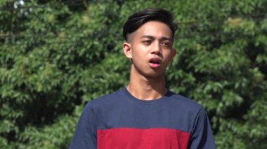Ciddi bir Asyalı Filipinli.
