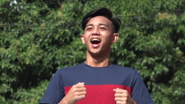 Un feliz excitado adolescente asiático masculino — Vídeo de stock