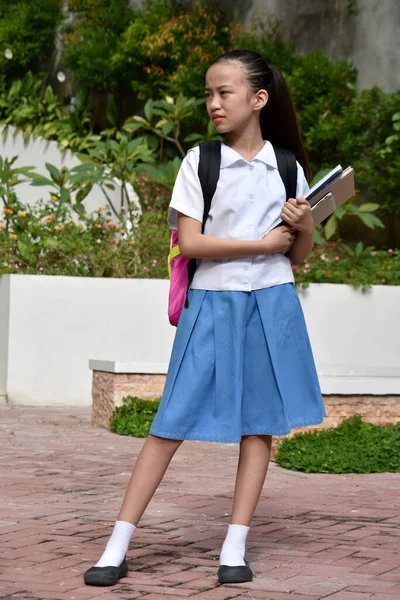 Młodzieńcza Azjatka Student Czeka Nosząc Spódnicę Stojąc — Zdjęcie stockowe
