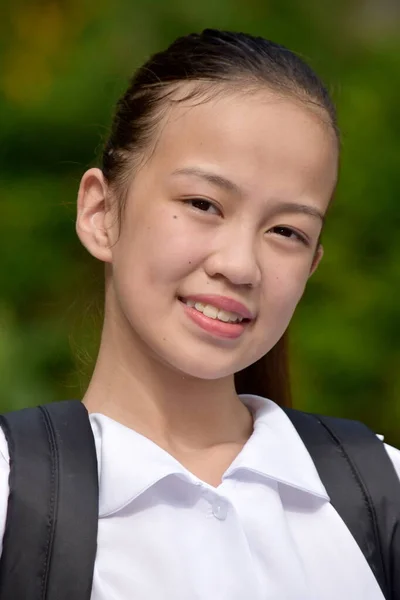 Uma Jovem Minoritária Estudante Sorrindo — Fotografia de Stock