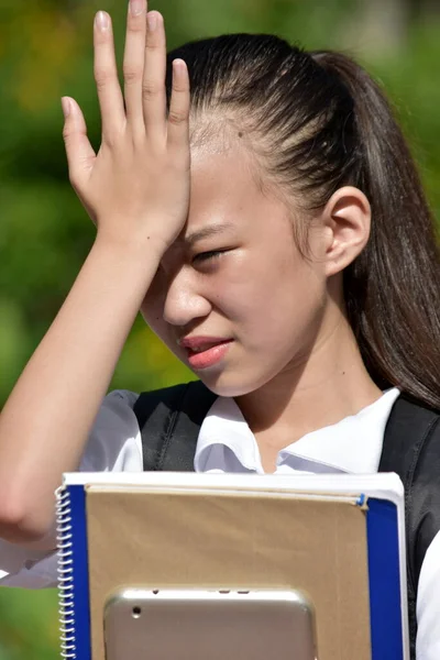 Şirin Filipinli Bayan Öğrenci Hafıza Kaybı Ders Kitaplarıyla Sırt Çantası — Stok fotoğraf