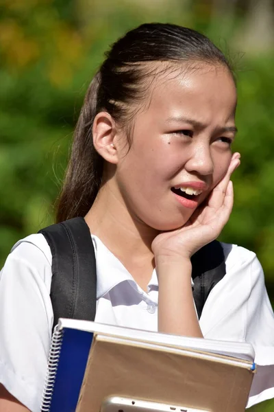 患有牙痛的菲律宾学生 青少年学校女生 — 图库照片