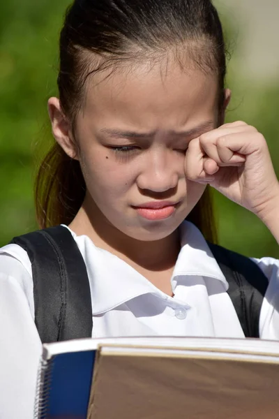 Een Tranentrekkend Filipina School Meisje — Stockfoto
