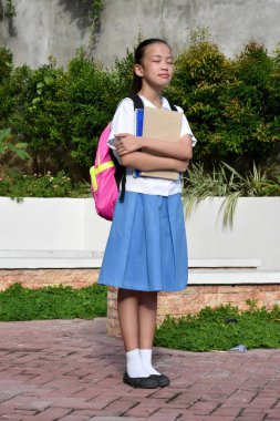 Güzel Filipinli Kadın Öğrenci Ayakta Duruyor