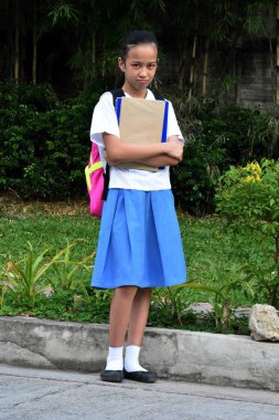 Kadın Öğrenci ve Hayal kırıklığı Ayakta Duran Kitap Çantası Giyiyor