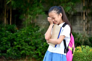 Mutsuz bir genç, çeşitli bayan öğrenci.