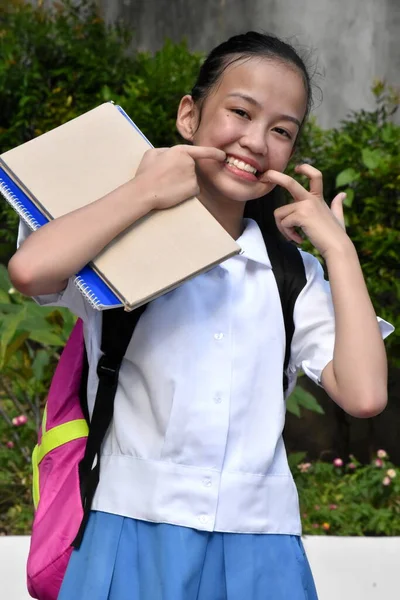 Güzel Azınlık Kız Öğrencisi Komik Yüzler Yapıyor — Stok fotoğraf