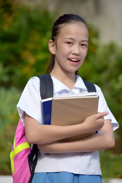 Glad Ung Olikartad Kvinnlig Student Med Läroböcker — Stockfoto