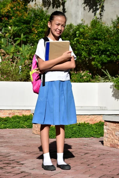 Une Jeune Étudiante Heureuse Debout — Photo