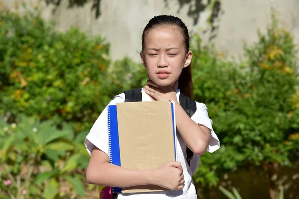 学校制服を着て喉の痛みを持つ女子高生 — ストック写真