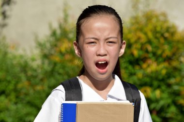 Ders kitapları olan Öfkeli Azınlık Kadın Öğrencisi