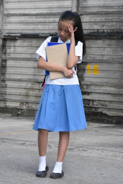 Kız Öğrenci ve Endişe Çantası Ayakta Duran