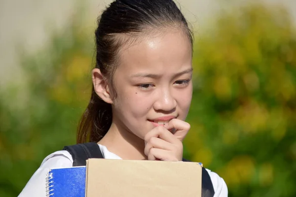 Pensando Asiático Escola Menina Com Livros — Fotografia de Stock