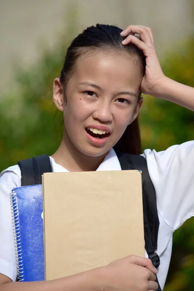 Youthful Filipina Female Student Und Verwirrung Mit Lehrbüchern — Stockfoto