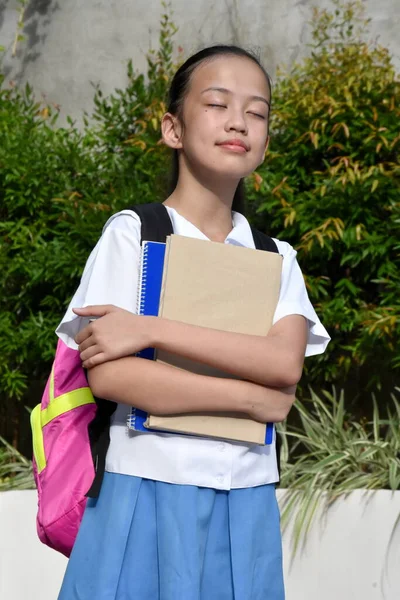 Daydreaming Filipina Estudante Adolescente Escola Menina Vestindo Uniforme — Fotografia de Stock