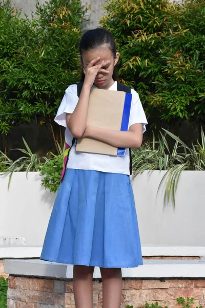 Γυναίκα Φοιτητής Και Θλίψη Φορώντας Σακίδιο Στέκεται — Φωτογραφία Αρχείου