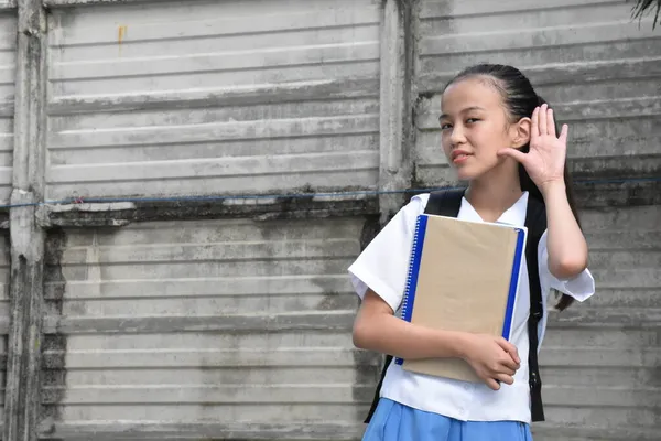 年轻的菲律宾女学生听学校课本 — 图库照片