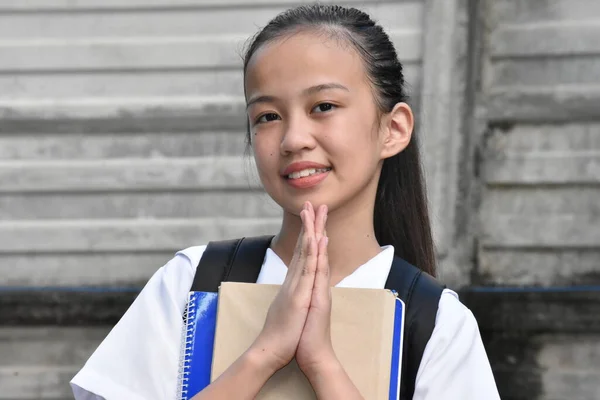 Murid Muda Remaja Berdoa Dengan Buku — Stok Foto