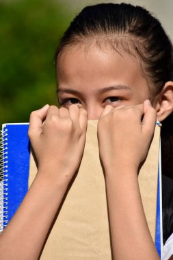 Güzel Filipinli Kadın Öğrenci ve Ders Kitaplarıyla Korku