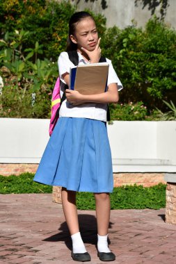 Kız Öğrenci Ders kitaplarıyla Bir Karar Veriyor