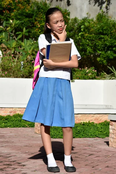 Κορίτσι Φοιτητής Κάνει Μια Απόφαση Βιβλία Στέκεται — Φωτογραφία Αρχείου
