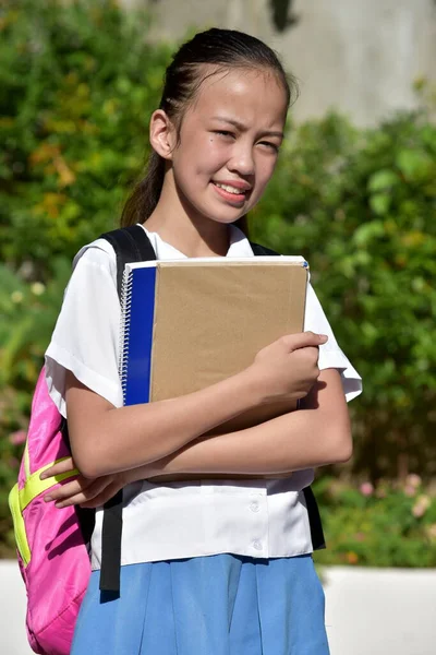 快乐学生少女同学背着书包 — 图库照片