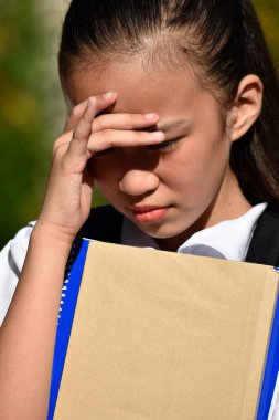 Endişeli, sevimli bir kız öğrenci.