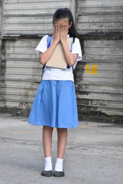 Başarısız Güzel Filipinli Kız Öğrenci Sırt çantasında Ders kitapları duruyor