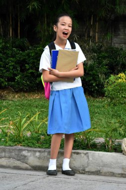 Heyecanlı Azınlık Öğrenci Liseli Kız Ayakta Duruyor