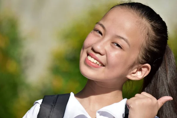 Okul Kitaplarıyla Mutlu Genç Çeşitli Kadın Öğrenciler — Stok fotoğraf