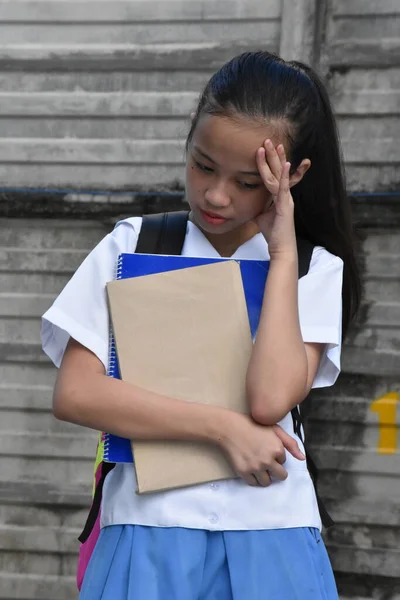 Stressful Hermosa Filipina Persona Con Escuela Libros — Foto de Stock
