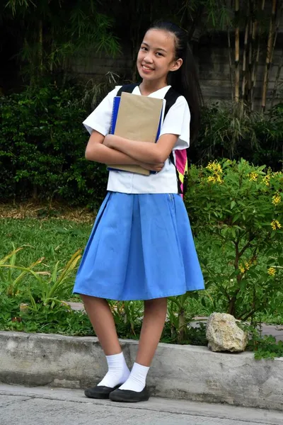 ハッピーフィリピン女子高生ノートスタンド — ストック写真