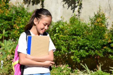 Şirin Filipinli Kız Öğrenci ve Mutluluk