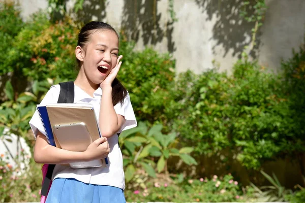 令人惊讶的是 年轻的菲律宾女学生背着书包看书 — 图库照片