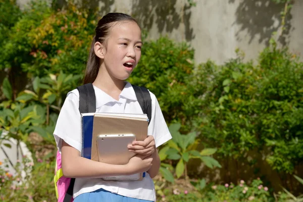 美丽的亚洲女学生和对教科书的担忧 — 图库照片