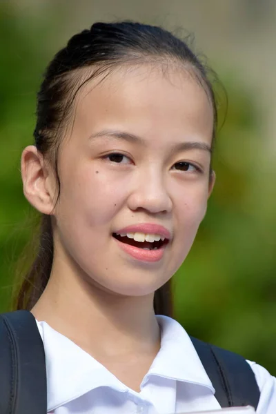 Μια Χαριτωμένη Μαθήτρια Μειονότητας Χαμογελώντας — Φωτογραφία Αρχείου