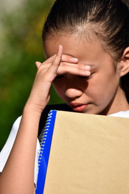 Genç Değişik Kız Öğrenci ve Endişe